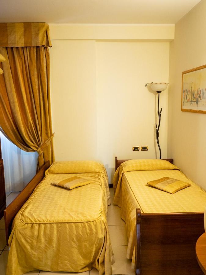 Hotel Residence White Palace Cento  Eksteriør billede